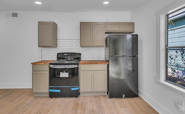 Building Photo - Spacious 4BD 2BA Home in Waco