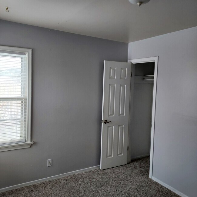 Building Photo - 163 Fuller Way Ave