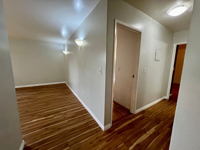 Building Photo - GREAT location, downstairs 2+2 condo