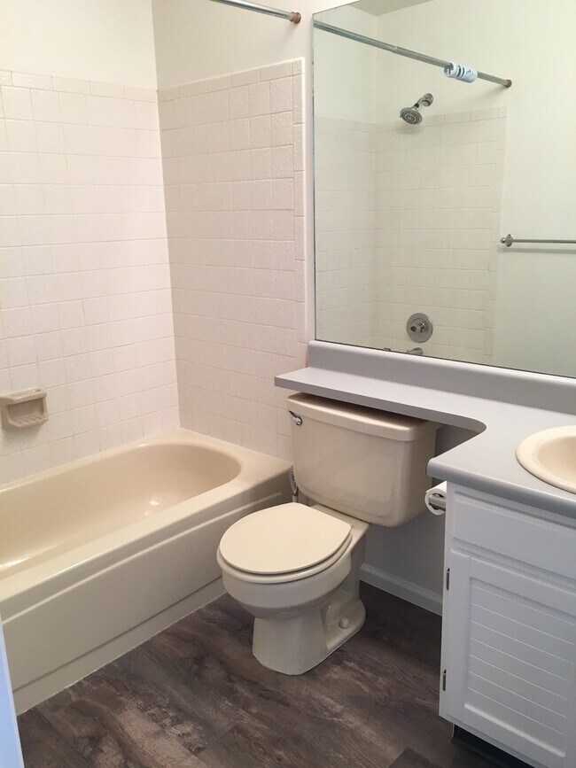 Building Photo - Darling 3 bedroom, 3 bath Louisville Townhome Available June 7