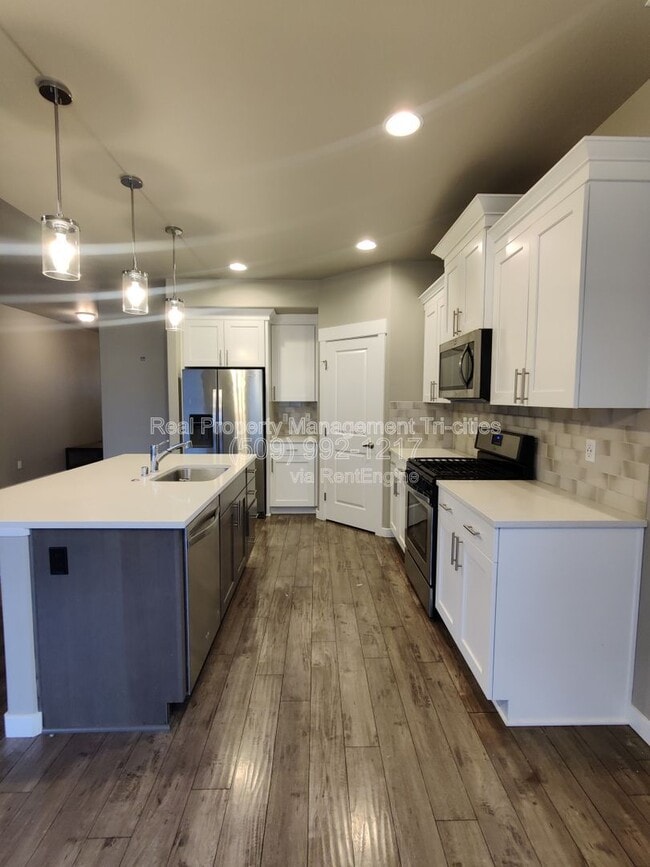 Building Photo - 8817 Grandview Dr