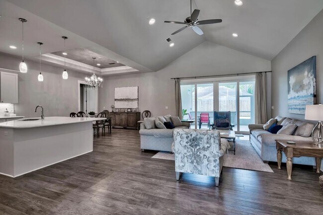 Building Photo - 989 Forest Shore Dr