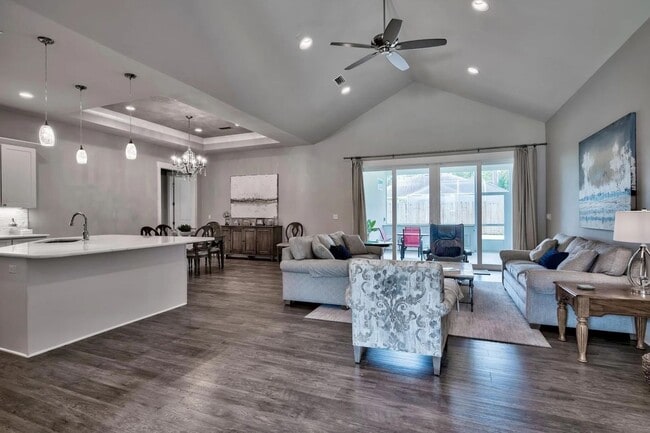 Building Photo - Spacious 4-Bedroom Home for Long-Term Lease in Holiday Shores | Miramar Beach, FL