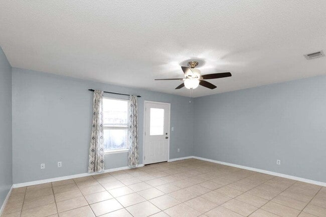 Building Photo - Exquisitely Renovated End Unit Townhome Ju...