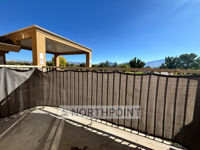 Building Photo - 2 Bed 2 Bath Condo - 9 foot ceilings with ...