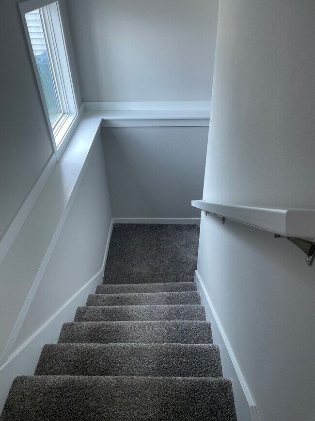 Building Photo - Beautiful! 3 bedroom 3 bathroom Single-Family Home in Urbandale, IA