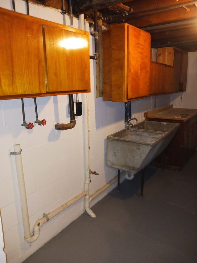 Building Photo - Beautiful 2 bed 2 bath home with large lot and 2 car garage