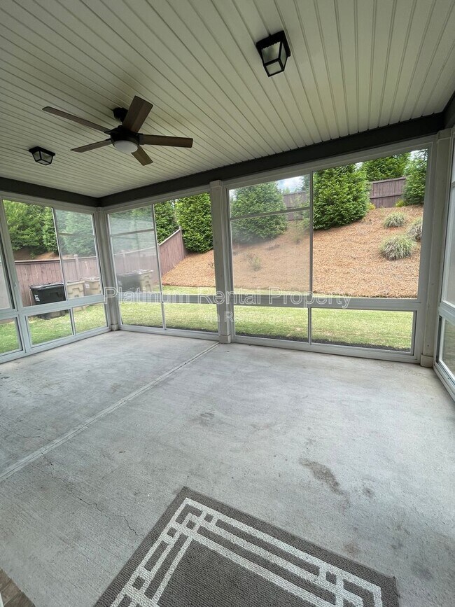 Building Photo - 1825 Dahlia Dr