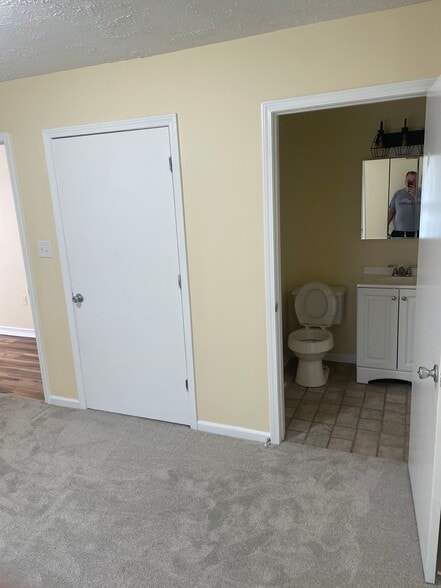 Building Photo - 913 Bordallo Dr
