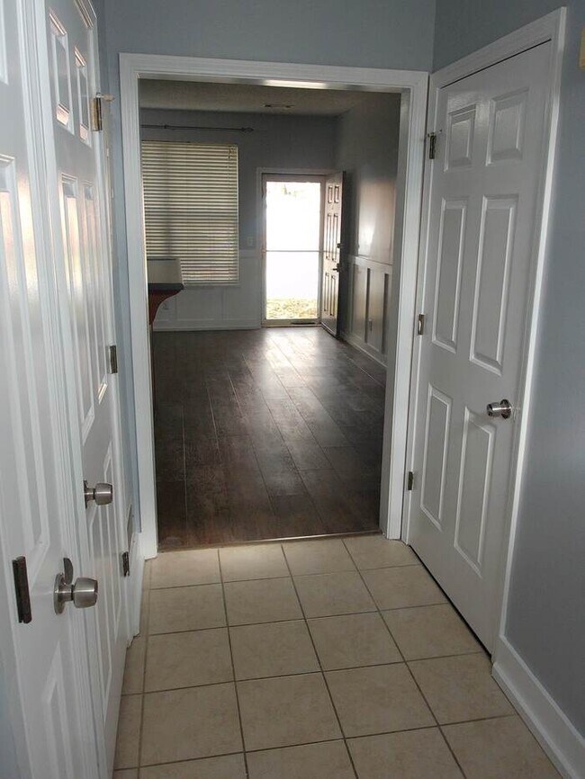 Building Photo - Great Location near KU and Westport! Adora...