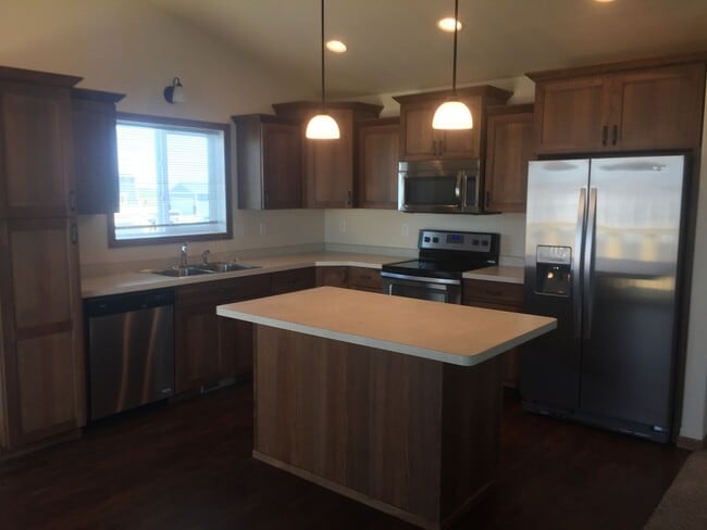Building Photo - 3 Bed 3 Bath Twin Home