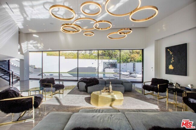 Building Photo - 2210 Bowmont Dr