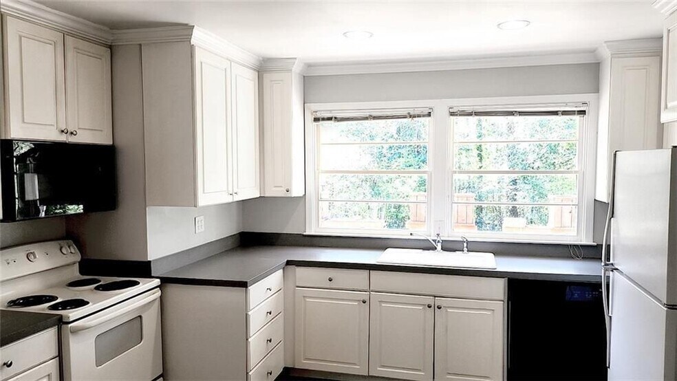 Building Photo - 3022 Templewood Dr NE