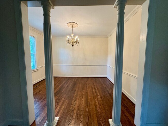 Building Photo - Charming Green Hills Single Family Home