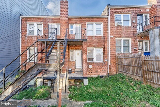 Building Photo - 905 19th St NE