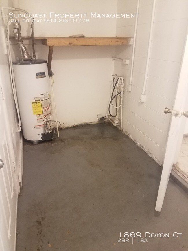 Building Photo - 2 bedroom, 1 Bath Duplex!