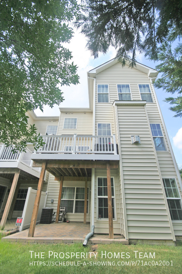 Building Photo - Gorgeous bright open end unit townhouse in...