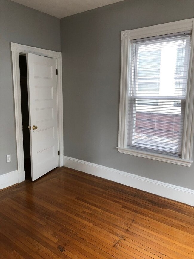 Building Photo - 4Br/2Bth, Great location, close to Wentwoth, Orange Line, Laundry in UNIT!