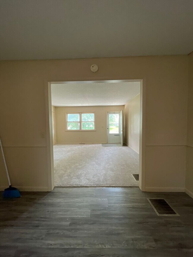 Building Photo - 302 W Neosho St