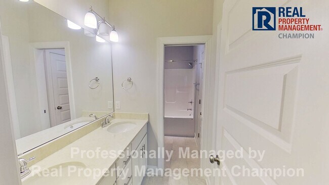 Building Photo - Beautiful Home in Hampstead on Spacious Lot