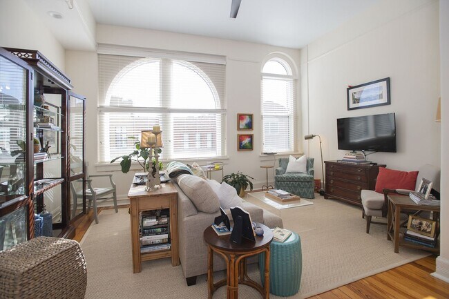 Building Photo - Spacious 3 Bedroom/3 Bathroom Townhome with Private Rooftop Deck