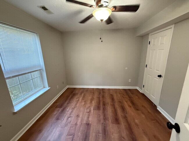 Building Photo - 1327 Valley Creek Ln