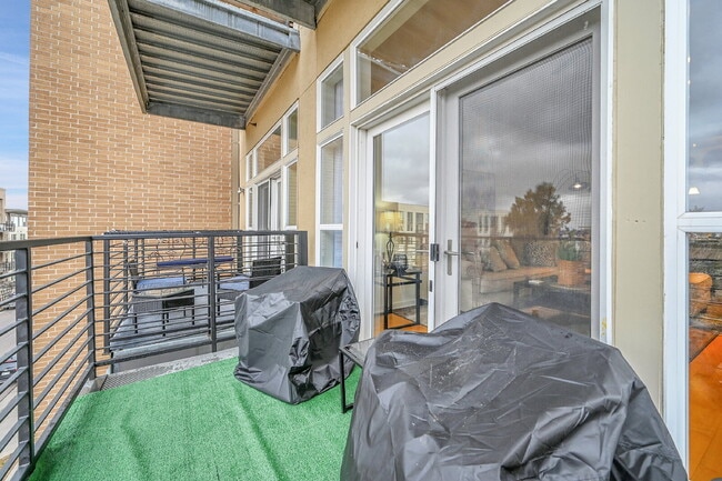 Building Photo - Immaculate, Beautifully Furnished  1-Bed 1-Bath Condo- Available Now!