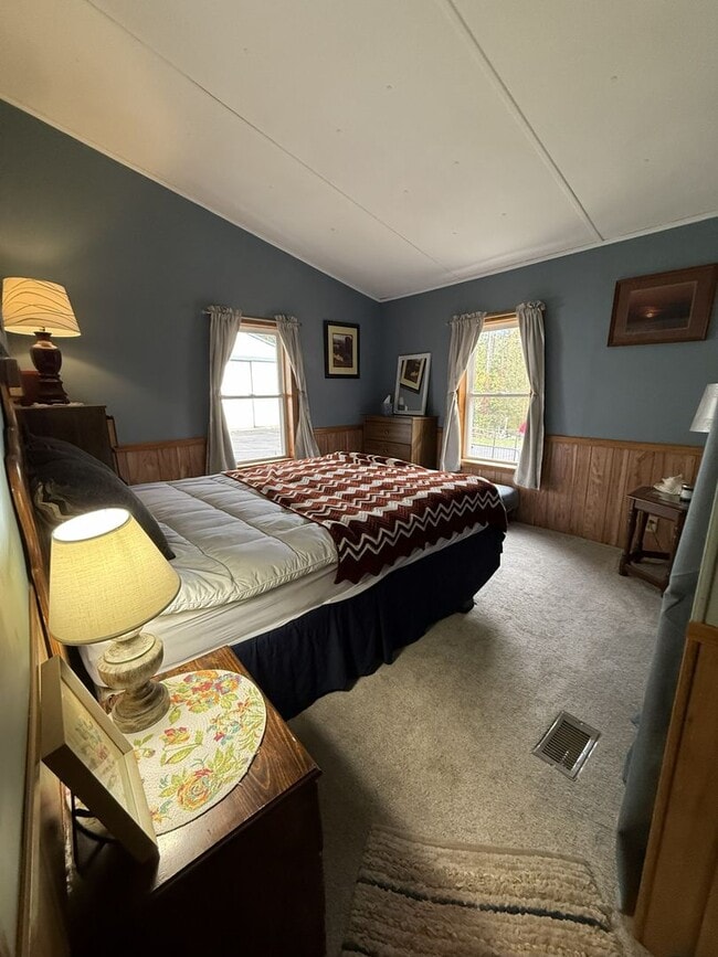 Building Photo - Rare Seasonal Frankfort Find-Fully Furnished!