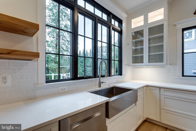 Building Photo - 5615 McLean Dr