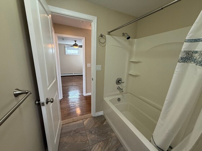 Building Photo - Mint 2 Bed/2 Bath Single-Family Home in Howard Beach!