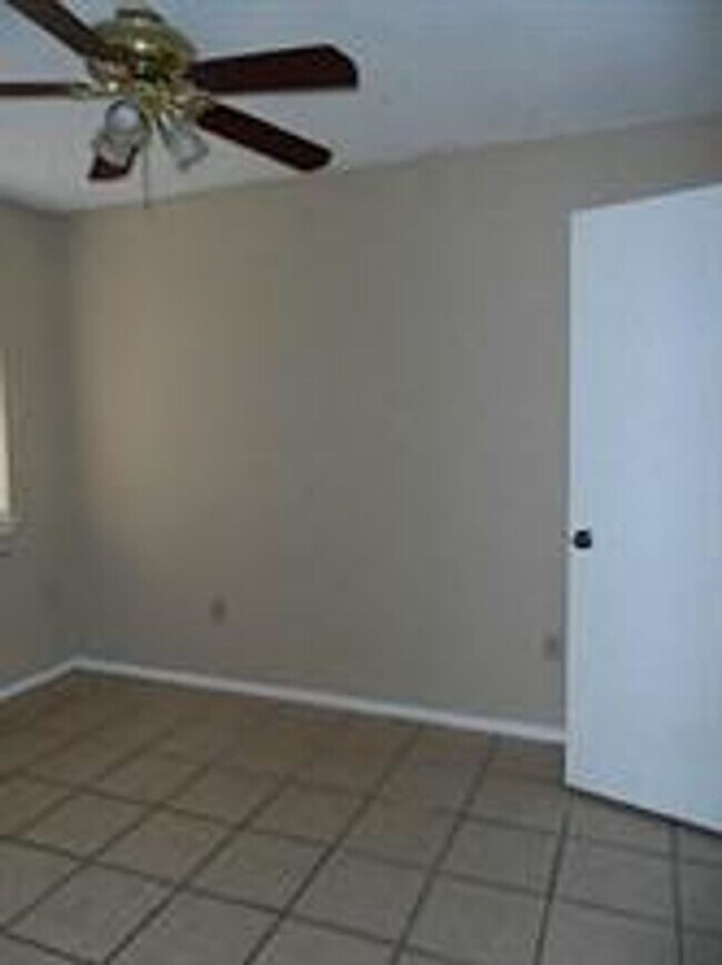 Building Photo - REFRESHED HALF DUPLEX IN IRVING!!