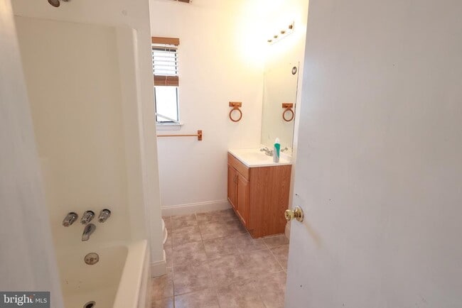 Building Photo - 8 Fanelli Ln