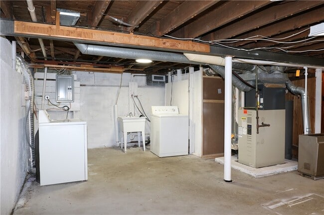 Building Photo - 175 English Rd