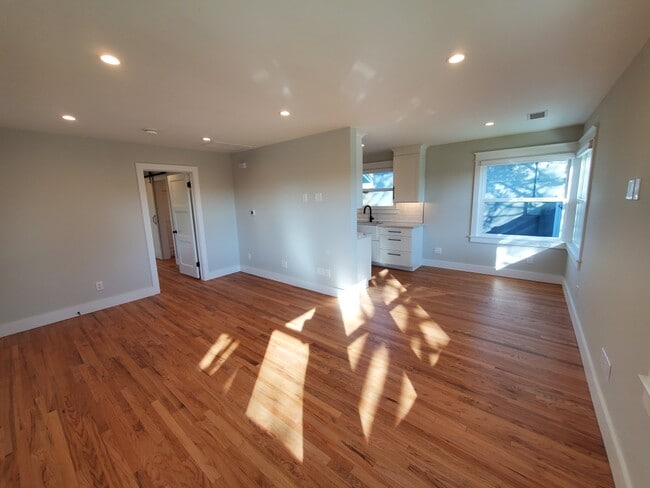 Building Photo - 10682 Center Dr
