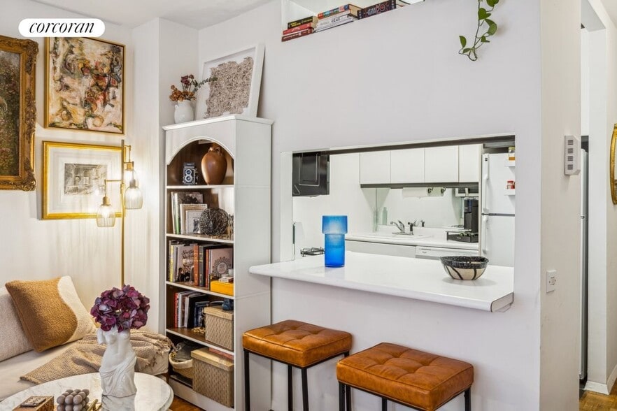 Building Photo - 250 W 89th St