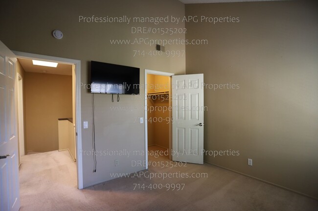 Building Photo - 2 bedroom / 2.5 bathroom condo with one ca...