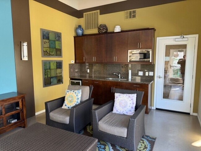 Building Photo - Stunning 2 bed 2.5 bath Solar Powered Town...