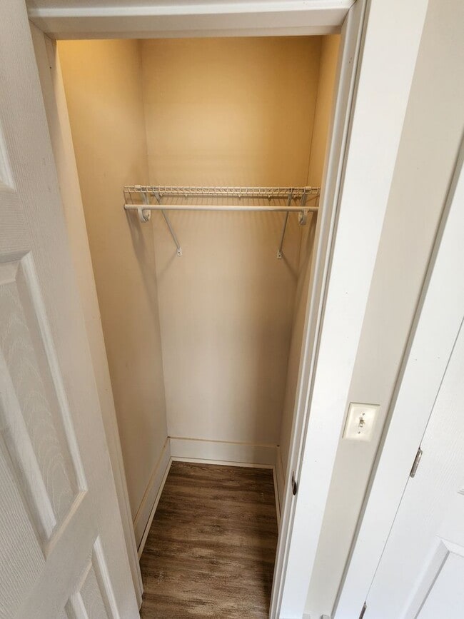 Building Photo - !! Spacious 2-Bedroom, 1-Bathroom Home AVA...