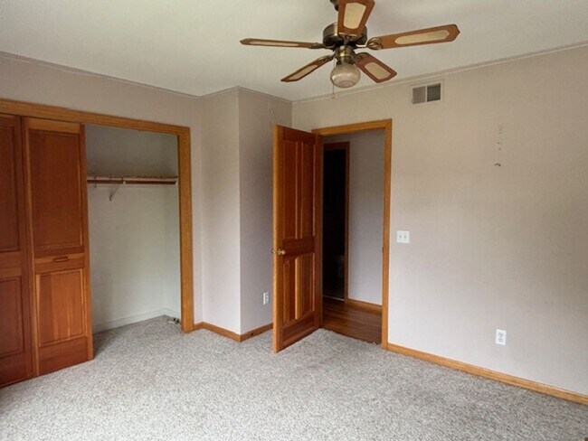 Building Photo - Spacious 4 BR/4 BA Single-Family Home in a...