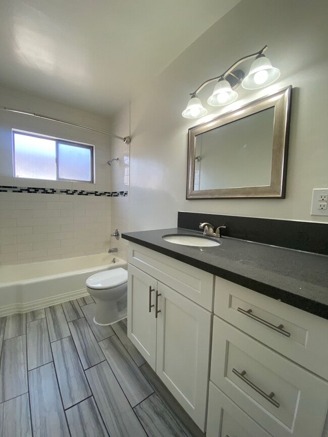 Building Photo - 1411 College View Dr