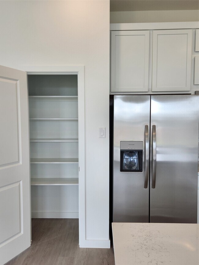 Building Photo - 5827 Linda Cv Ln