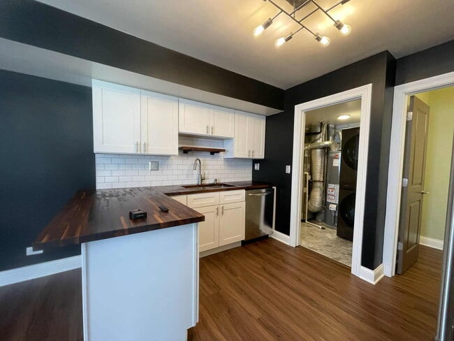 Building Photo - 211 E Oneida Ave