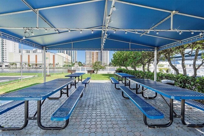 Building Photo - 600 Parkview Dr