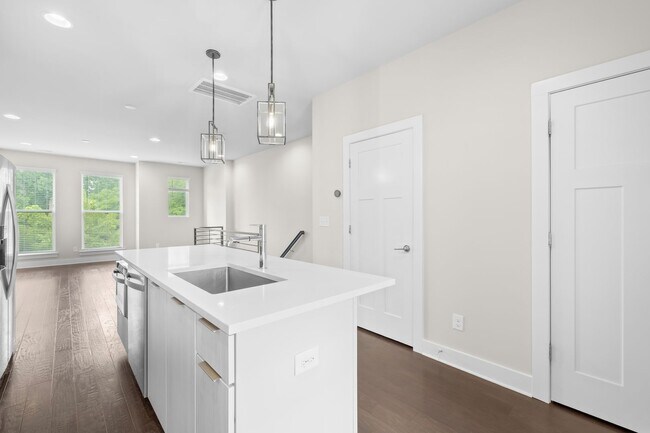 Building Photo - Beautiful Townhome in the Heart of Wesley Heights