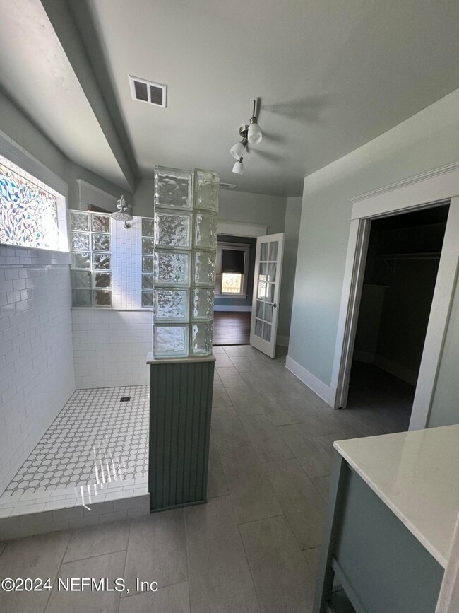 Building Photo - 424 E 6th St