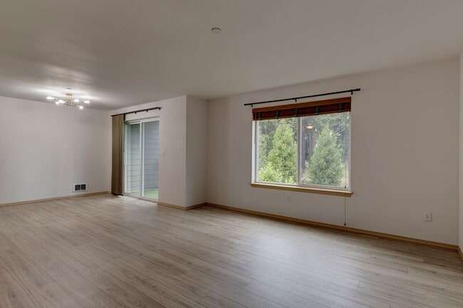Building Photo - Updated 2 Bedroom 2 Bath Condo near Ft. Nu...