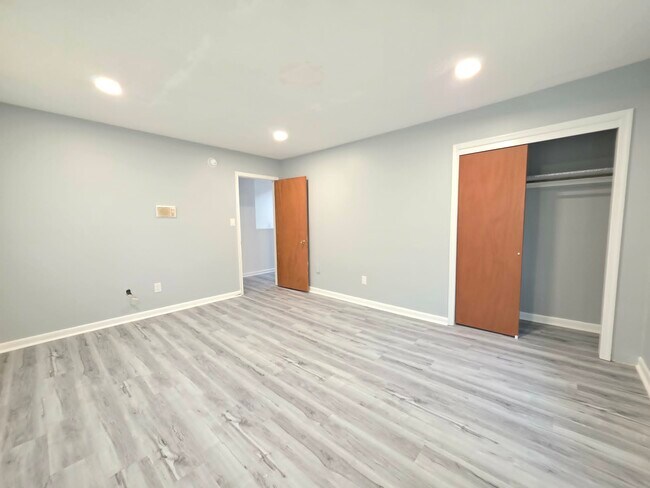 Building Photo - 8241 Robin Hood Dr