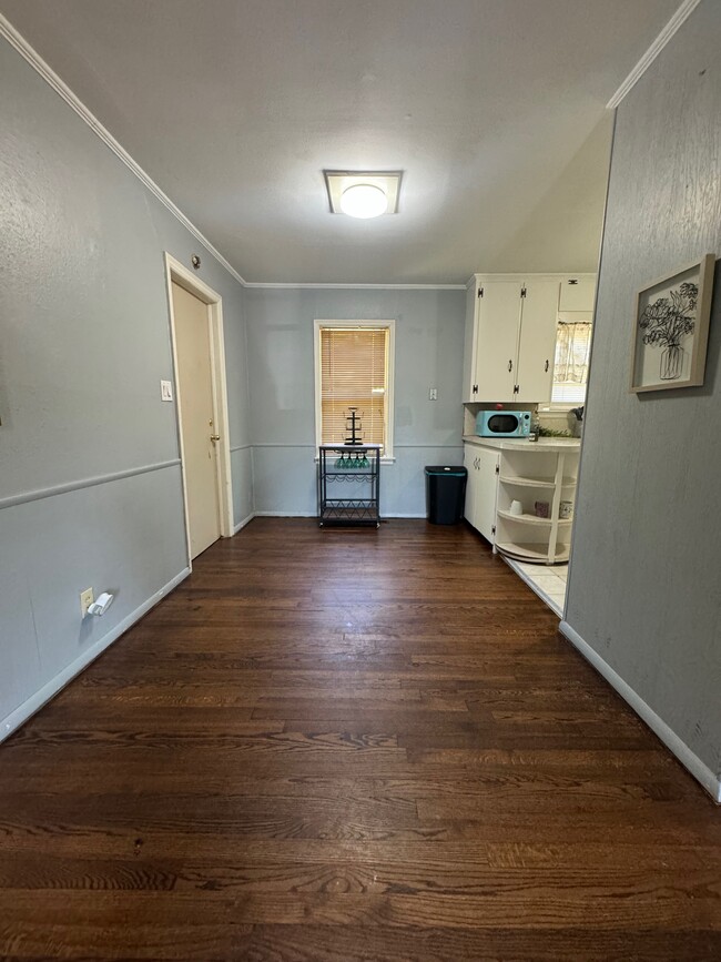 Dining - 924 E 5th St