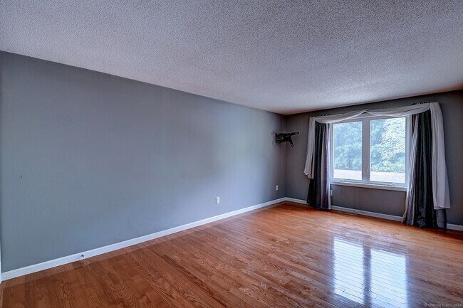 Building Photo - 28 Dutton Pl Way