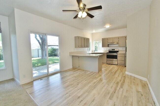 Building Photo - Immaculate Single-Level Home